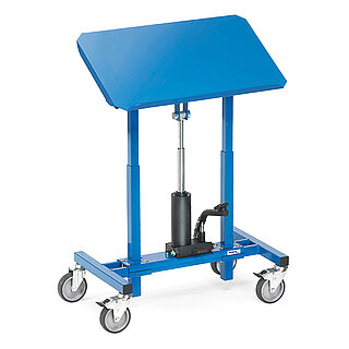 ein blauer per Fußpumpe höhenverstellbarer FETRA® Materialständer auf Rollen mit schräger Abstellfläche vor weißem Hintergrund