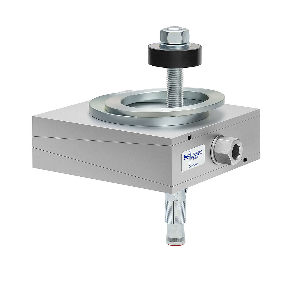 aus Ober-, Mittel- und Unterteil bestehender, quadratischer, höhenverstellbarer Maschinenschuh aus plangefrästem Metall, eingestellt auf mittlere Höhe, silber-grau lackiert, mit keilförmigem Mittelteil mit mittig auf der Seite platzierter Sechskantschraube zur Höhenverstellung, einer aus zwei sphärischen, versetzt aufeinander liegenden Metallringen bestehenden Winkelkalotte auf dem Oberteil, einer durch das Unterteil durchgehenden, nach oben herausragenden Befestigungsschraube mit Isolierscheibe und darunter ein verzinkter Dübel zur Bodenbefestigung, freigestellt auf weißem Hintergrund