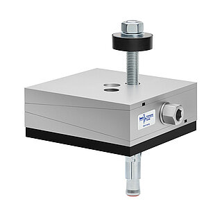 a square, height-adjustable machine mount made of precision-milled metal, adjusted in middle position, consisting of top, middle and bottom part lacquered in silver colour, with the wedge-shaped middle part featuring a protruding centered hexagonal screw for height adjustment, two holes for fastening screws in the top part, a fastening screw passing through the bottom part and sticking out on top with a screwhead isolation disc at the top screw end, a medium-thick black elastomer with smooth surface for vibration damping at the bottom and below, a zinc-galvanized ground dovel, isolated on white background