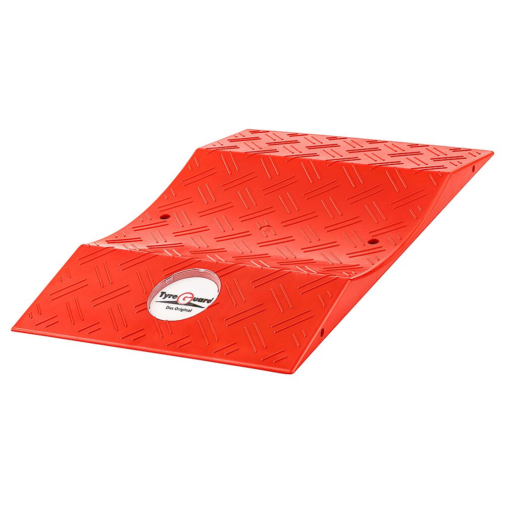 ein roter Reifenschoner aus Kunststoff der Marke TyreGuard® in der Schrägansicht, freigestellt auf weißem Hintergrund