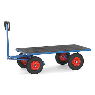 ein blauer FETRA® Handpritschenwagen mit Handdeichsel, brauner Ladefläche und Vollgummi-Bereifung auf weißem Hintergrund