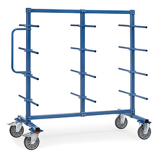 ein blauer FETRA® Tragarmwagen mit vier Etagen, beidseitigen Tragstäben und Schiebegriff auf weißem Hintergrund