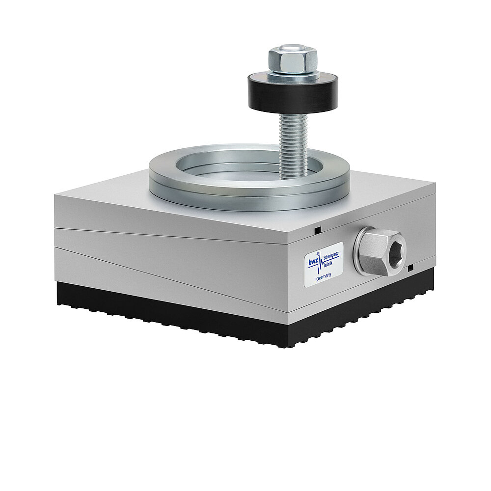 aus Ober-, Mittel- und Unterteil bestehender, quadratischer, höhenverstellbarer Maschinenschuh aus plangefrästem Metall, eingestellt auf mittlere Höhe, silber-grau lackiert, mit keilförmigem Mittelteil mit mittig auf der Seite platzierter Sechskantschraube zur Höhenverstellung, einer aus zwei sphärischen, gerade aufeinander liegenden Metallringen bestehenden Winkelkalotte auf dem Oberteil, einer durch das Unterteil durchgehenden, nach oben herausragenden Befestigungsschraube mit Isolierscheibe und mitteldickem, schwarzem Elastomer mit Profilierung zur Schwingungsisolierung unten, freigestellt auf weißem Hintergrund