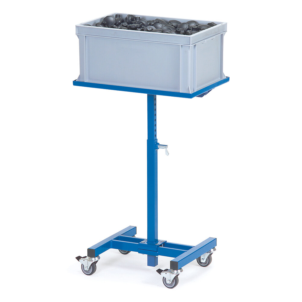 ein blauer höhenverstellbarer FETRA® Materialständer auf Rollen mit einer grauen Kiste vor weißem Hintergrund