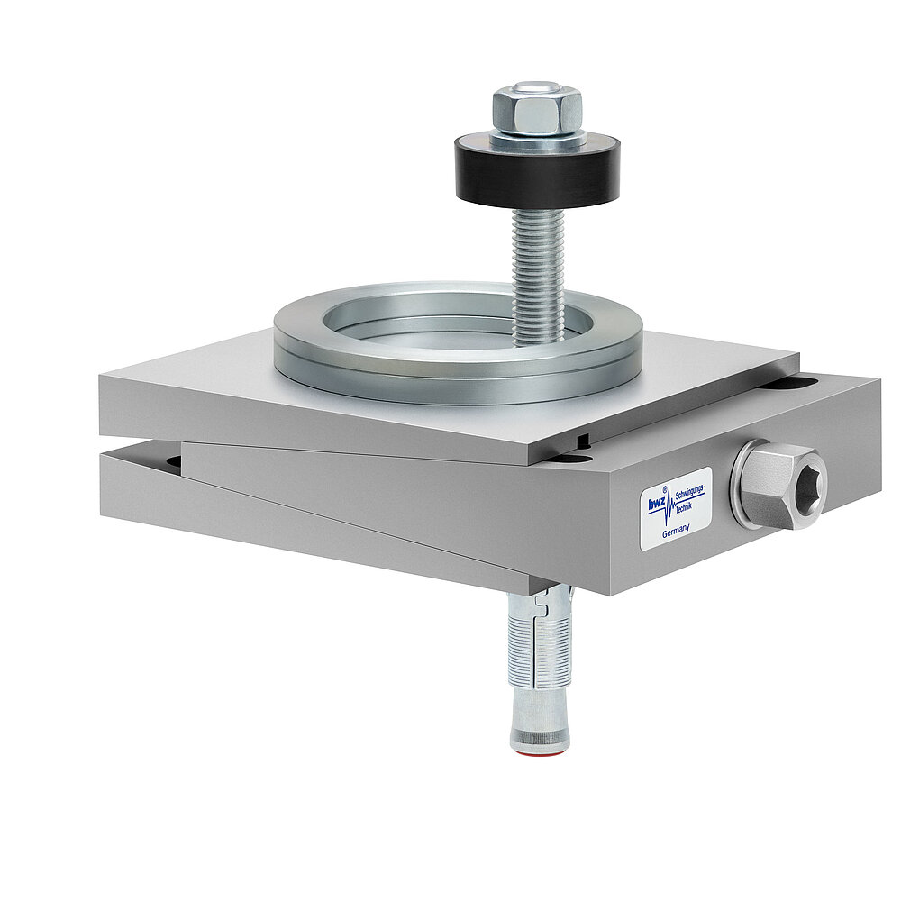 aus Ober-, Mittel- und Unterteil bestehender, quadratischer, höhenverstellbarer Maschinenschuh aus plangefrästem Metall, eingestellt auf minimale Höhe, silber-grau lackiert, mit keilförmigem Mittelteil mit mittig auf der Seite platzierter Sechskantschraube zur Höhenverstellung, einer aus zwei sphärischen, gerade aufeinander liegenden Metallringen bestehenden Winkelkalotte auf dem Oberteil, einer durch das Unterteil durchgehenden, nach oben herausragenden Befestigungsschraube mit Isolierscheibe und darunter ein verzinkter Dübel zur Bodenbefestigung, freigestellt auf weißem Hintergrund