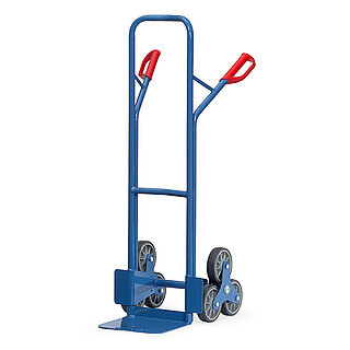 eine blaue FETRA® Treppenkarre aus Stahlrohr mit dreiarmigem Radstern, Ladeschaufel und roten Handgriffen auf weißem Hintergrund