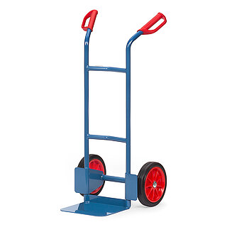 eine blaue FETRA® Stapelkarre aus Stahlrohr mit Vollgummibereifung, Ladeschaufel und roten Handgriffen auf weißem Hintergrund