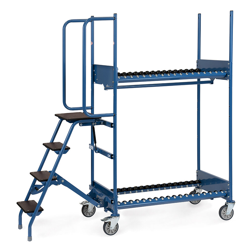 ein blauer zweigeschoßiger FETRA® Reifenkommissionierwagen aus Stahlrohr mit ausgeklappter Trittleiter, 4 Lenkrollen, davon 2 feststellbar, und Rollenbahn auf jeder der 2 Ladeebenen, auf weißem Hintergrund