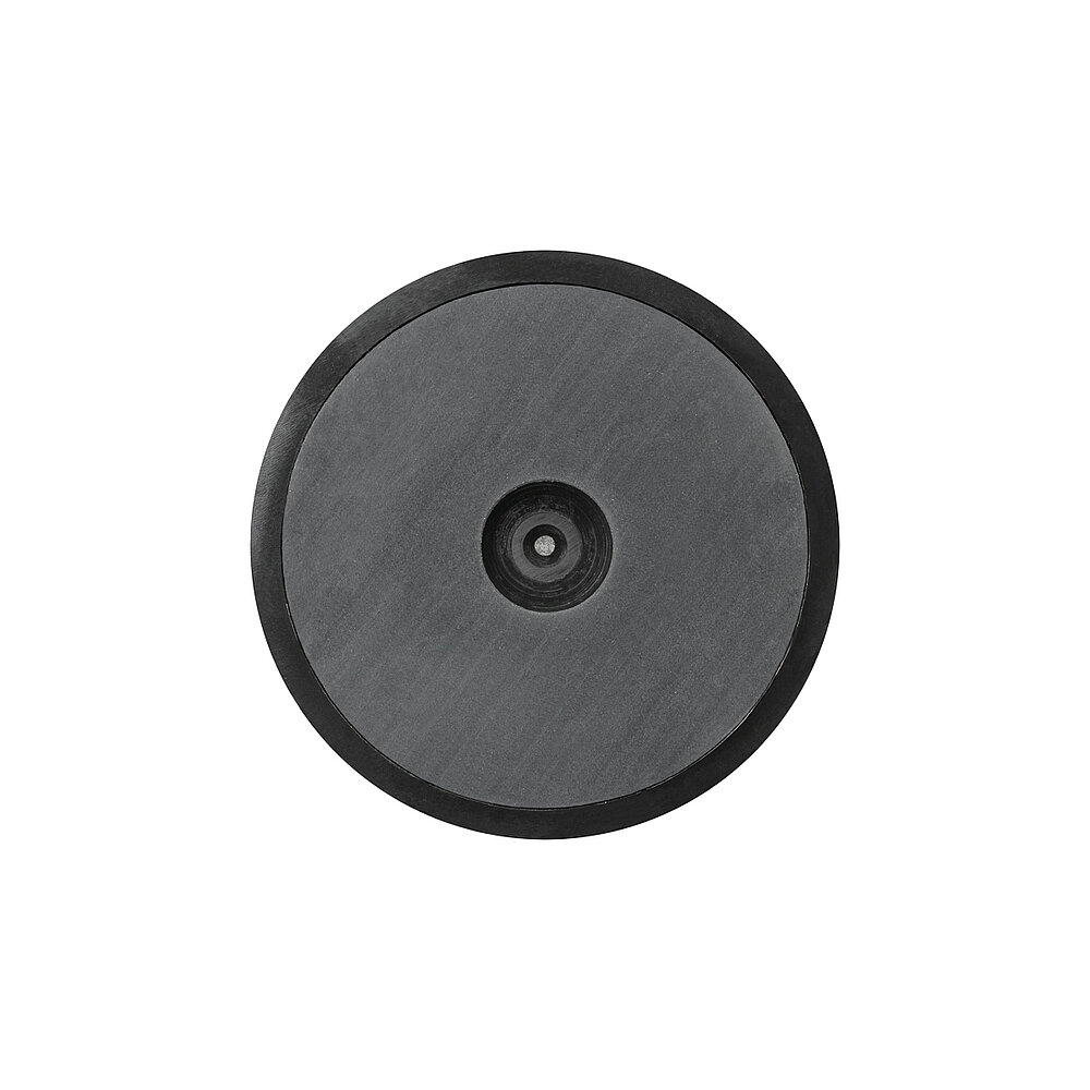 Unterseite eines runden einschraubbaren Gerätefußes aus schwarzem Polyamid mit 70 mm Durchmesser und schwarzem Gleitschutzelastomer NBR auf weißem Hintergrund