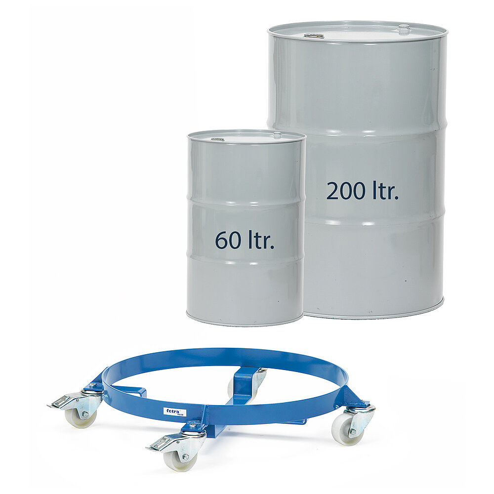ein blauer runder FETRA® Fassroller aus Stahlband mit zwei Lenkrollen und zwei feststellbaren Lenkrollen aus weißem Polyamid, mit zwei mittigen Vertiefungen für 60 Liter Fässer und 200 Liter Fässer, dahinter jeweils ein graues Metallfass mit 60 Litern und 200 Litern, freigestellt auf weißem Hintergrund