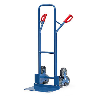 eine blaue FETRA® Treppenkarre aus Stahlrohr mit dreiarmigem Radstern, breiter Ladeschaufel und roten Handgriffen auf weißem Hintergrund