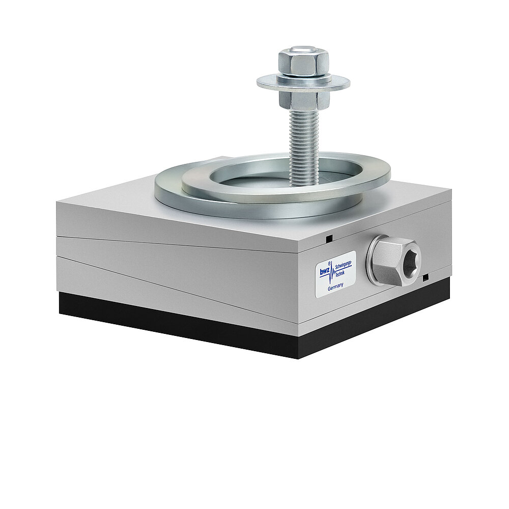 aus Ober-, Mittel- und Unterteil bestehender, quadratischer, höhenverstellbarer Maschinenschuh aus plangefrästem Metall, eingestellt auf mittlere Höhe, silber-grau lackiert, mit keilförmigem Mittelteil mit mittig auf der Seite platzierter Sechskantschraube zur Höhenverstellung, einer aus zwei sphärischen, versetzt aufeinander liegenden Metallringen bestehenden Winkelkalotte auf dem Oberteil, einer im Unterteil verschraubten Befestigungsschraube und mitteldickem, schwarzem Elastomer ohne Profilierung zur Schwingungsdämpfung unten, freigestellt auf weißem Hintergrund