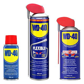 ein Gruppenbild von drei blau-gelben WD-40® Spraydosen unterschiedlicher Größe mit rotem Sprühkopf und angeklapptem rotem Sprühröhrchen oder roter Verschlußkappe, freigestellt auf weißem Hintergrund