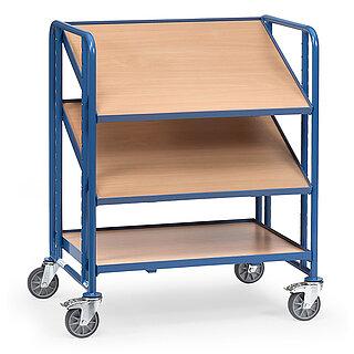 ein blauer FETRA® Wagen für Eurokästen mit drei Etagen, davon zwei schräg, auf weißem Hintergrund