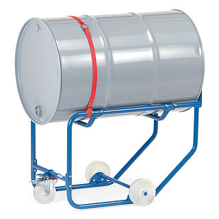 ein blauer FETRA® Fasskipper aus Stahlrohr mit zwei feststehenden Rädern und einer Lenkrolle aus weißem Polyamid, beladen mit einem grauen 200 Liter Fass aus Metall, gesichert mit einem roten Spanngurt und gekippt in Horizontallage, freigestellt auf weißem Hintergrund