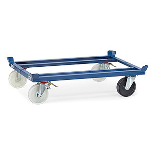 ein blauer FETRA® Trolley für marktübliche Routenzüge mit 3 x weißer Polyamid-Bereifung und 1 x schwarzer elektrisch leitfähiger Polypropylen-Bereifung auf weißem Hintergrund