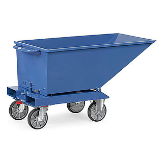 ein blauer FETRA® Muldenkipper aus Stahl mit Taschen für Gabelstaplerzinken und vier grauen Rollen auf weißem Hintergrund