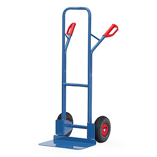 eine blaue FETRA® Stapelkarre aus doppeltem Stahlrohr mit Luftbereifung, breiter Ladeschaufel und roten Handgriffen auf weißem Hintergrund