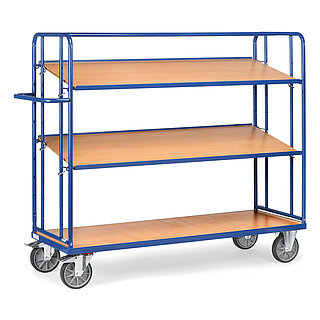 ein blauer FETRA® Etagenwagen mit verstellbaren Holzböden auf weißem Hintergrund