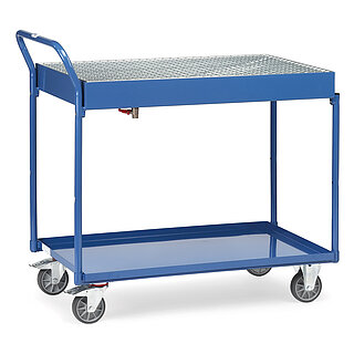 ein blauer FETRA® Tischwagen mit zwei öldichten Wannen, oben mit bündigem Gitterrost, konischem Ablauf und Ablasshahn, für Transport und Lagerung von Fässern, freigestellt auf weißem Hintergrund
