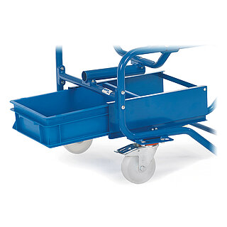 Detailaufnahme einer blauen herausziehbaren FETRA® Tropfölwanne aus Kunststoff, als Zubehör für FETRA® Fasskipper, freigestellt auf weißem Hintergrund