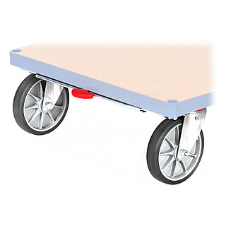 Detailansicht eines blauen FETRA® Plattformwagen aus Profilstahl mit Stecklöchern an den Ecken, hellem Holzeinlegeboden und zwei Lenkrollen, zwischen den Lenkrollen und unterhalb der Plattform ein Querbügel mit rotem Fußdruckschalter, welcher die Rollen blockieren kann, alles freigestellt auf weißem Hintergrund