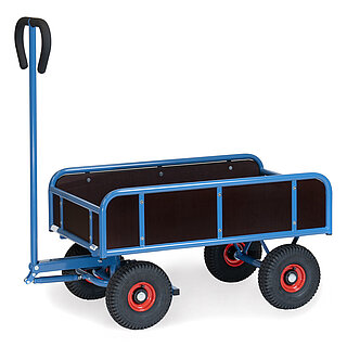 ein blauer 2-achsiger FETRA® Handwagen mit langer Lenkdeichsel, 4 schwarzen Seitenwänden und Luftbereifung auf weißem Hintergrund