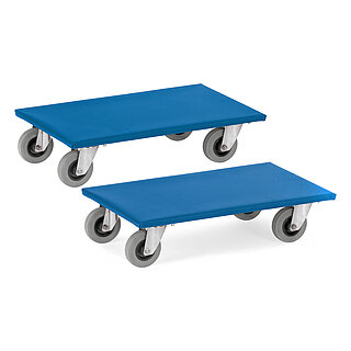 zwei blaue FETRA® Möbelroller aus mit blauem rutschfesten Kunststoff bezogenen Sperrholzplatten mit je vier grauen frei drehenden Transportrollen aus Vollgummi, freigestellt auf weißem Hintergrund