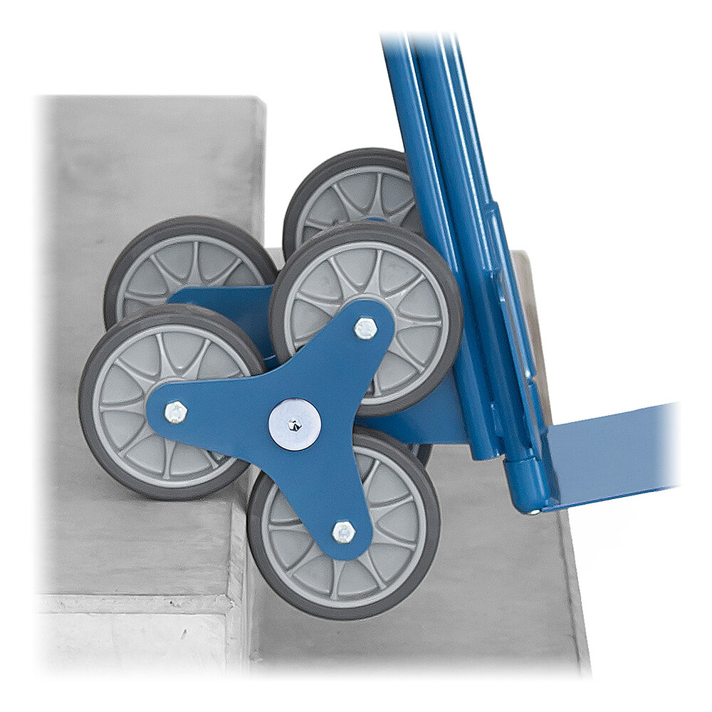 Detailaufnahme eines dreiarmigem Radsterns an einer blauen FETRA® Treppenkarre aus Stahlrohr auf einer Betontreppe