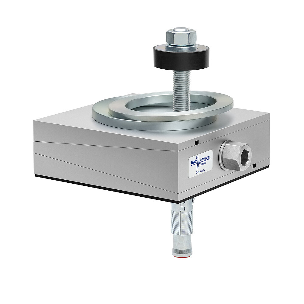 aus Ober-, Mittel- und Unterteil bestehender, quadratischer, höhenverstellbarer Maschinenschuh aus plangefrästem Metall, eingestellt auf mittlere Höhe, silber-grau lackiert, mit keilförmigem Mittelteil mit mittig auf der Seite platzierter Sechskantschraube zur Höhenverstellung, einer aus zwei sphärischen, versetzt aufeinander liegenden Metallringen bestehenden Winkelkalotte auf dem Oberteil, einer durch das Unterteil durchgehenden, nach oben herausragenden Befestigungsschraube mit Isolierscheibe, dünnem, schwarzem Elastomer ohne Profilierung für Gleitschutz unten und darunter ein verzinkter Dübel zur Bodenbefestigung, freigestellt auf weißem Hintergrund