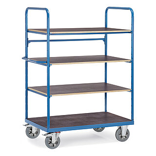 ein blauer FETRA® Etagenwagen für schwere Lasten mit vier Etagen und braunen Bodenplatten auf weißem Hintergrund