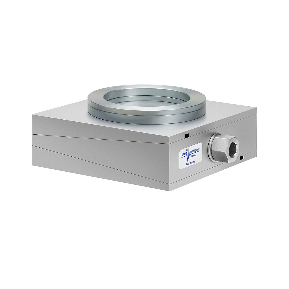 aus Ober-, Mittel- und Unterteil bestehender, quadratischer, höhenverstellbarer Maschinenschuh aus plangefrästem Metall, eingestellt auf mittlere Höhe, silber-grau lackiert, mit keilförmigem Mittelteil mit mittig auf der Seite platzierter Sechskantschraube zur Höhenverstellung und einer aus zwei sphärischen, gerade aufeinander liegenden Metallringen bestehenden Winkelkalotte auf dem Oberteil, freigestellt auf weißem Hintergrund