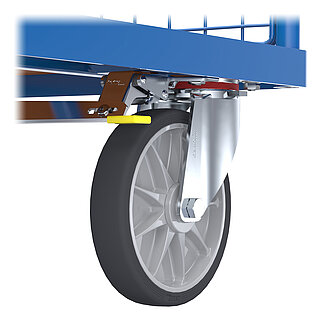 Detailansicht eines blauen FETRA® Kastenwagens aus Profilstahl mit Drahtgitter, einer feststellbaren Lenkrolle mit dunkelgrauer TPE-Bereifung auf Metallfelge mit Sternmuster und darüberliegendem, verzinktem Richtungsfeststell-Riegel für 4 x 90° Grad Arretierung mit gelbem Bedienhebel an der Seite, freigestellt auf weißem Hintergrund