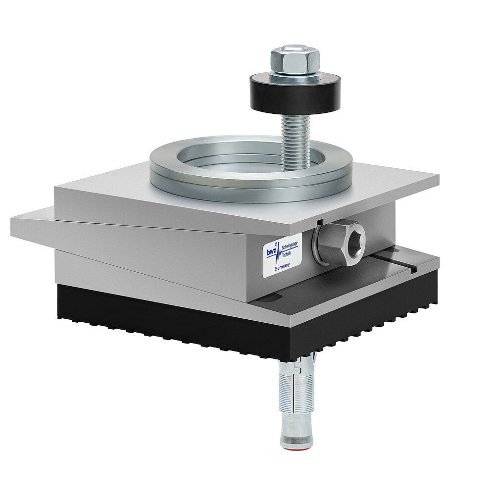 aus Ober-, Mittel- und Unterteil bestehender, quadratischer, höhenverstellbarer Maschinenschuh aus plangefrästem Metall, eingestellt auf maximale Höhe, silber-grau lackiert, mit keilförmigem Mittelteil mit mittig auf der Seite platzierter Sechskantschraube zur Höhenverstellung, einer aus zwei sphärischen, gerade aufeinander liegenden Metallringen bestehenden Winkelkalotte auf dem Oberteil, einer durch das Unterteil durchgehenden, nach oben herausragenden Befestigungsschraube mit Isolierscheibe, dickem, schwarzem Elastomer mit Profilierung zur Schwingungsisolierung unten und darunter ein verzinkter Dübel zur Bodenbefestigung, freigestellt auf weißem Hintergrund
