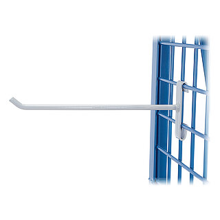 ein hellgrauer FETRA® Einhängedorn aus Metall, eingehängt in einen blauen Metallgitterwagen, freigestellt auf weißem Hintergrund