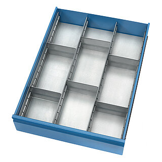 ein FETRA® Schubladen-Einteilungsset aus verzinktem Stahlblech mit zwei Längsteilern und sechs verstellbaren Querteilern in einer blauen Schublade aus Stahlblech, freigestellt auf weißem Hintergrund