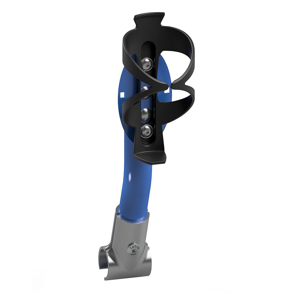 eine blaue FETRA® Flaschenhalterung aus Stahlrohr mit verzinkter Montageschelle und verstellbarer Flaschenhalteklammer aus schwarzem Kunststoff, freigestellt auf weißem Hintergrund