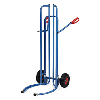 eine blaue FETRA® Reifenkarre aus Stahlrohr mit Luftbereifung, großen geschwungenen Spreizaufnahmebügeln mit kleinen schwarzen Kunststoffrollen am vorderen Ende und roten Handgriffen, auf weißem Hintergrund