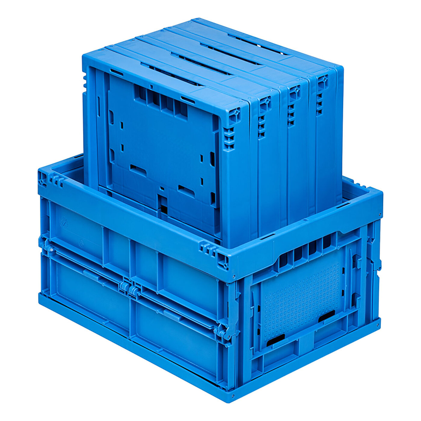 eine blaue Faltbox aus Kunststoff in Schrägansicht, in der vier zusammengeklappte blaue Faltboxen hochkant stehen, freigestellt auf weißem Hintergrund