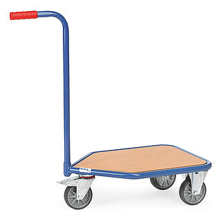 ein blauer 3-rädriger FETRA® Griffroller aus Stahlrohr mit hellbrauner tiefliegender Ladeplattform aus Holz, zwei Bockrollen vorne, einer feststellbaren Lenkrolle hinten und langer rechtwinkliger Schiebestange mit rotem Griff, freigestellt auf weißem Hintergrund