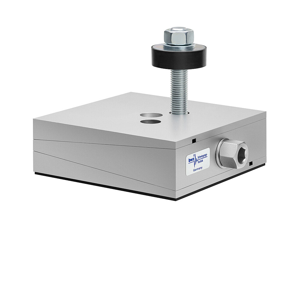 aus Ober-, Mittel- und Unterteil bestehender, quadratischer, höhenverstellbarer Maschinenschuh aus plangefrästem Metall, eingestellt auf mittlere Höhe, silber-grau lackiert, mit keilförmigem Mittelteil mit mittig auf der Seite platzierter Sechskantschraube zur Höhenverstellung, zwei Löchern für Befestigungsschrauben im Oberteil, einer durch das Unterteil durchgehenden, nach oben herausragenden Befestigungsschraube mit Isolierscheibe und dünnem, schwarzem Elastomer ohne Profilierung für Gleitschutz unten, freigestellt auf weißem Hintergrund