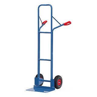 eine hohe blaue FETRA® Stapelkarre aus doppeltem Stahlrohr mit Luftbereifung, breiter Ladeschaufel und roten Handgriffen auf weißem Hintergrund