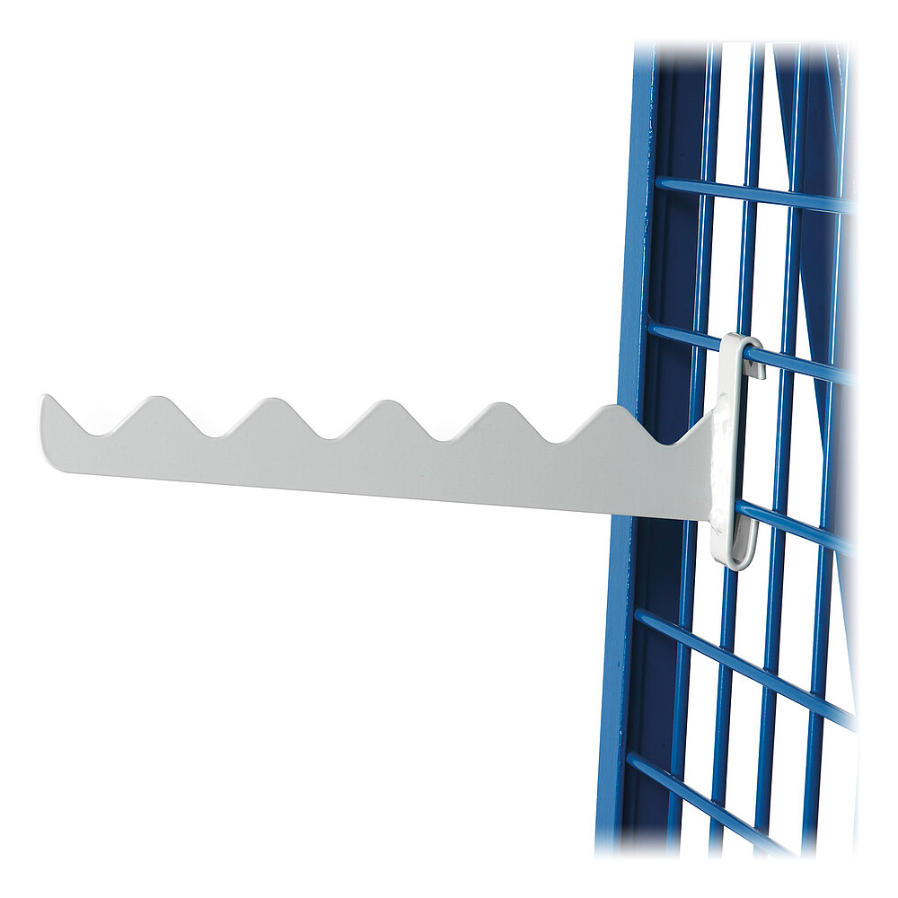 ein flacher hellgrauer FETRA® Einhängeträger aus Metall mit Wellenprofil oben, eingehängt in einen blauen Metallgitterwagen, freigestellt auf weißem Hintergrund