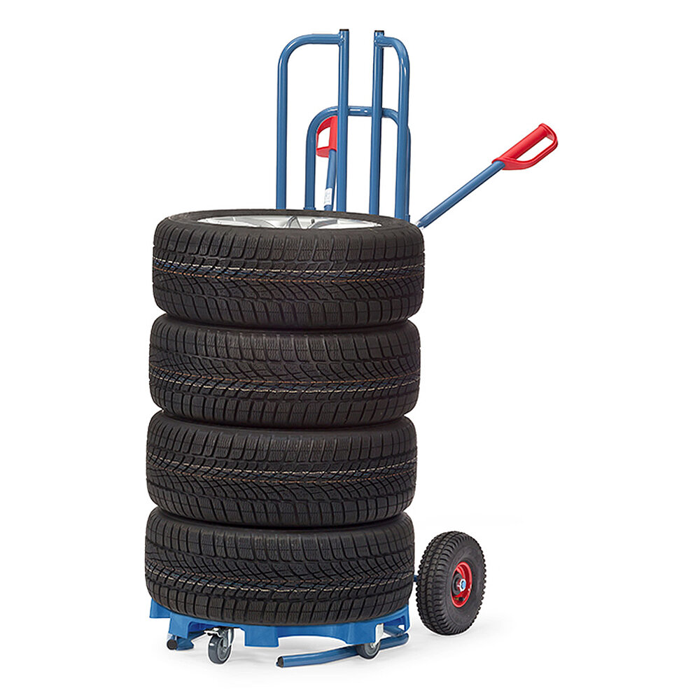 eine blaue FETRA® Reifenkarre aus Stahlrohr mit Luftbereifung und roten Handgriffen, darauf ein Reifenroller mit 4 PKW-Reifen, auf weißem Hintergrund