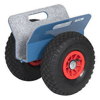 ein blauer FETRA® Roller zum Transport von Platten mit zwei schwarzen Luftgummireifen auf roten Felgen vor weißem Hintergrund