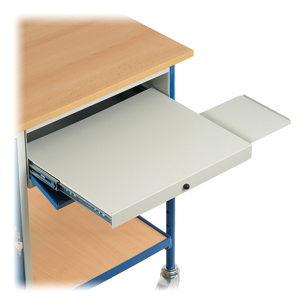 Detailansicht eines blauen FETRA® Rolltisches mit hellen Holzarbeitsplatten und ausgezogener grauer Tastaturschublade aus Metall, freigestellt auf weißem Hintergrund