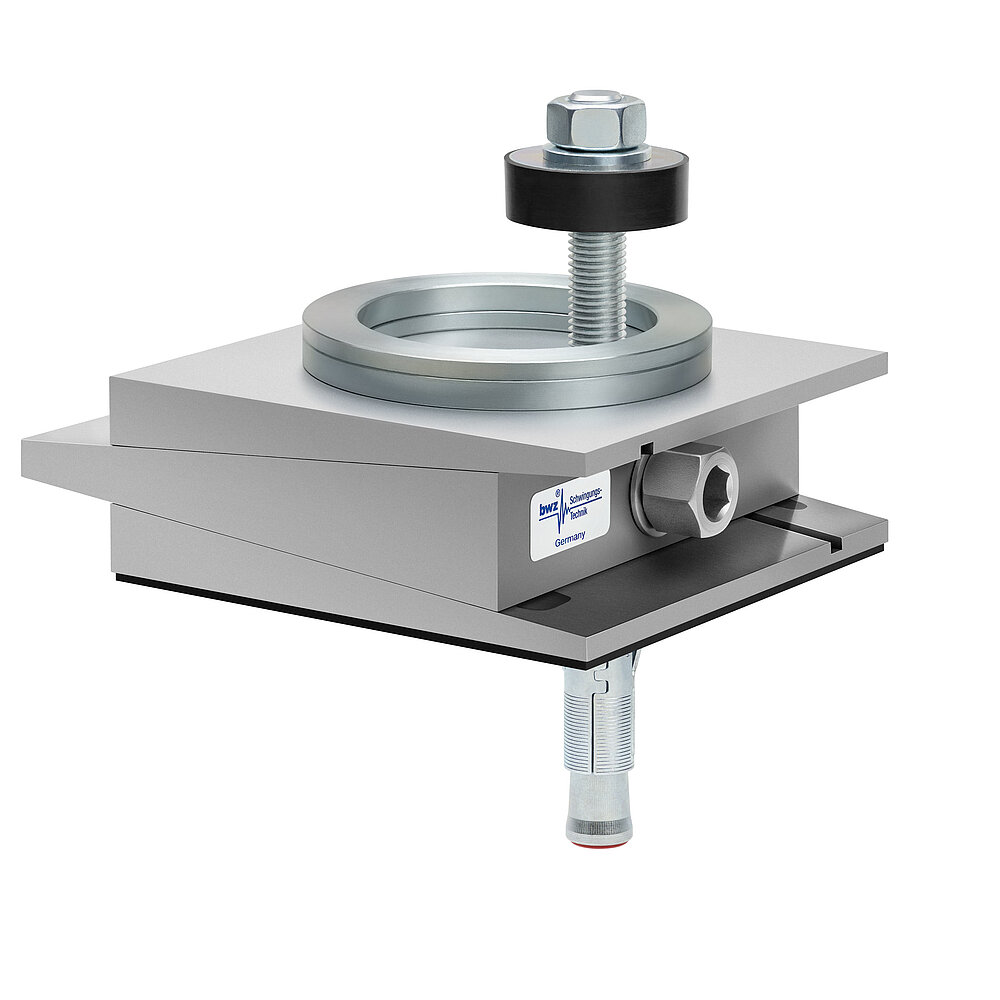 aus Ober-, Mittel- und Unterteil bestehender, quadratischer, höhenverstellbarer Maschinenschuh aus plangefrästem Metall, eingestellt auf maximale Höhe, silber-grau lackiert, mit keilförmigem Mittelteil mit mittig auf der Seite platzierter Sechskantschraube zur Höhenverstellung, einer aus zwei sphärischen, gerade aufeinander liegenden Metallringen bestehenden Winkelkalotte auf dem Oberteil, einer durch das Unterteil durchgehenden, nach oben herausragenden Befestigungsschraube mit Isolierscheibe, dünnem, schwarzem Elastomer ohne Profilierung für Gleitschutz unten und darunter ein verzinkter Dübel zur Bodenbefestigung, freigestellt auf weißem Hintergrund