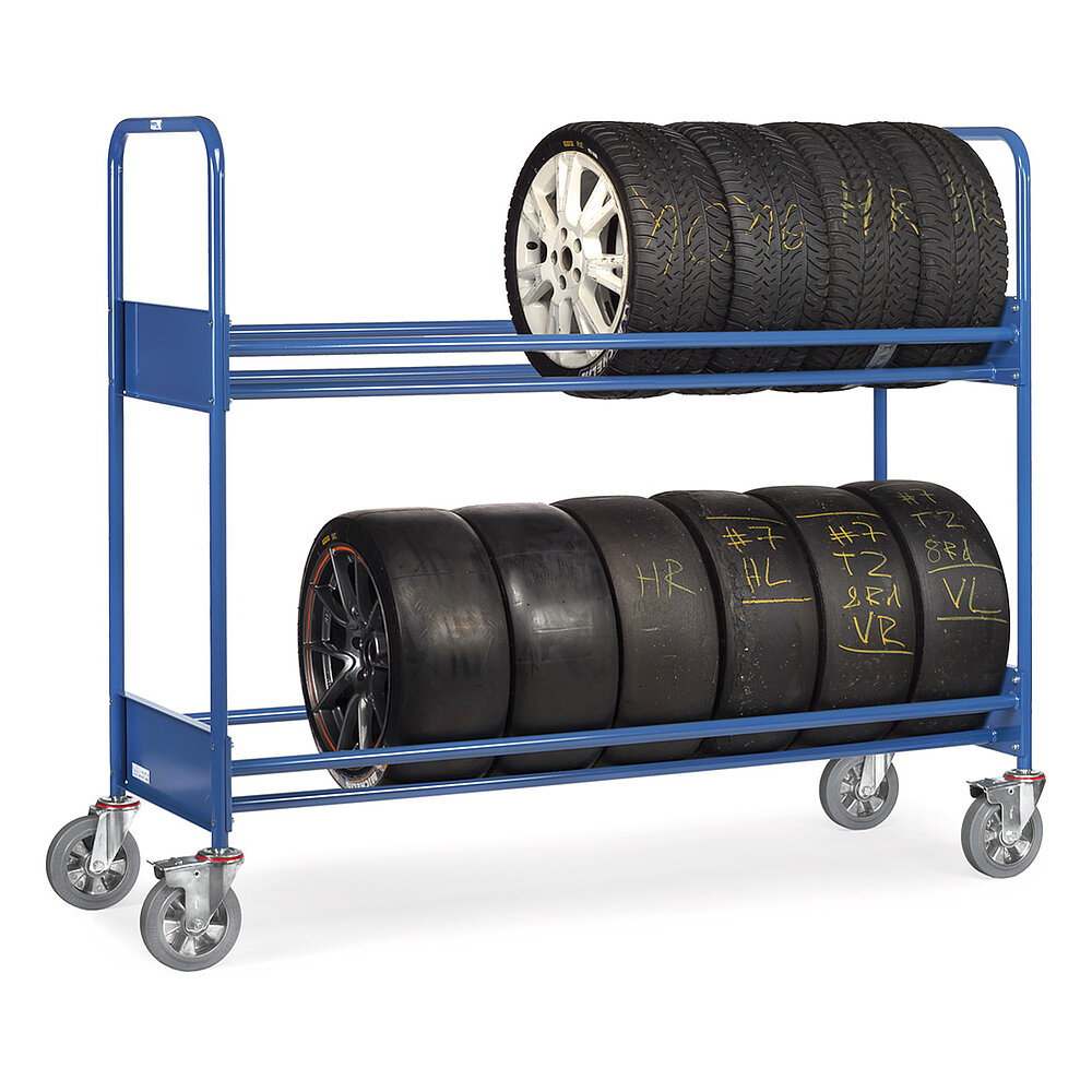 ein langer blauer zweigeschoßiger FETRA® Reifenwagen aus Stahlrohr mit 4 Lenkrollen, davon 2 feststellbar, und beladen mit 10 hochkant stehenden Rennsportreifen auf Alufelgen, auf weißem Hintergrund