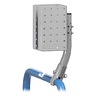 ein rechteckiger FETRA® Scannerhalter aus hellgrau beschichtetem Lochblech an einer hellgrauen Haltestange, montiert an einem blauen Schiebebügel eines FETRA® Transportwagens, freigestellt auf weißem Hintergrund