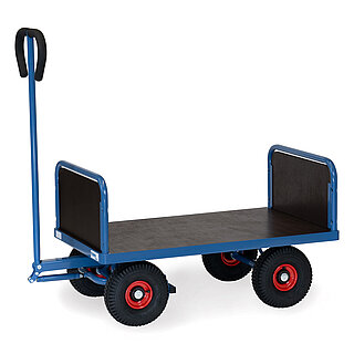ein blauer FETRA® Handwagen mit 2 Stirnwänden, Luftbereifung und brauner Ladefläche auf weißem Hintergrund